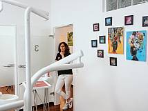 Dr. Siemer schaut ins Behandlungszimmer