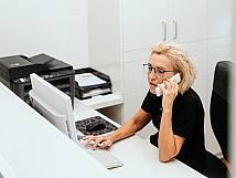 Ilka Doll am Telefon